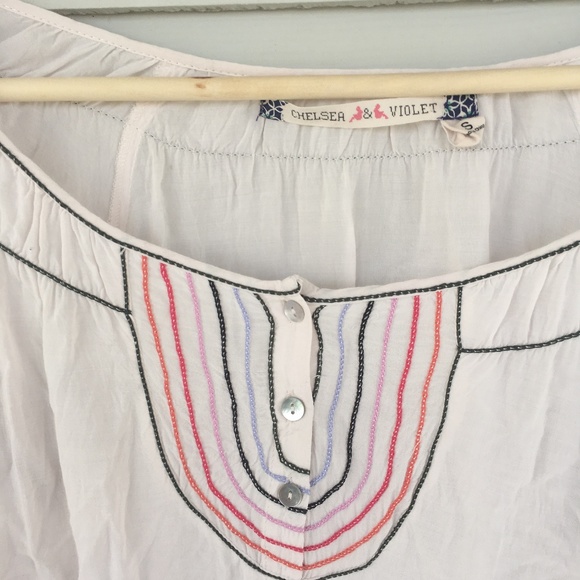 Chelsea & Violet Embroidered Top Billowy Sleeves - Picture 4 of 5